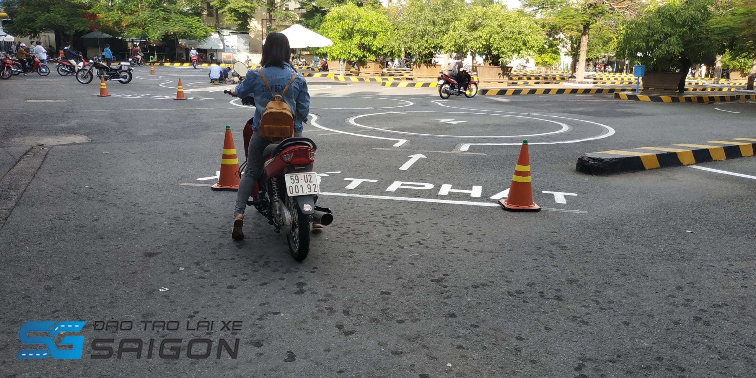 Bài thực hành kiểm tra trình độ lái xe máy và xử lý tình huống trên các cung đường, vượt chướng ngại vật trong kỳ thi bằng lái xe máy ở Hà Nội